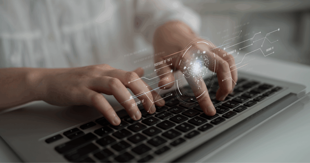 Mãos digitando em um laptop com interface digital futurista sobreposta, representando inteligência de dados, análise de informações e uso de tecnologia avançada para tomada de decisões.