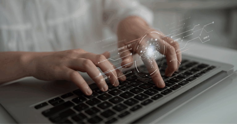 Mãos digitando em um laptop com interface digital futurista sobreposta, representando inteligência de dados, análise de informações e uso de tecnologia avançada para tomada de decisões.