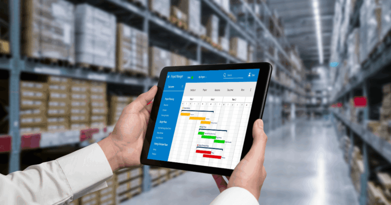 Profissional com tablet em mãos, representando o planejamento logístico
