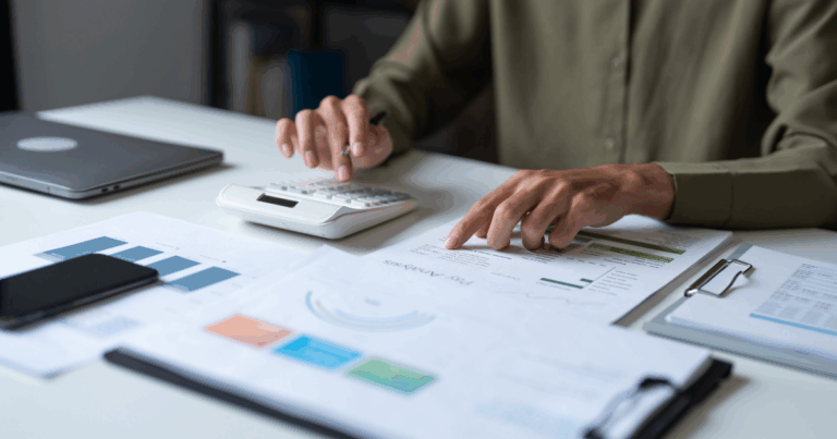 Crédito tributário em análise financeira, com profissional calculando valores e revisando documentos fiscais e relatórios sobre a mesa.