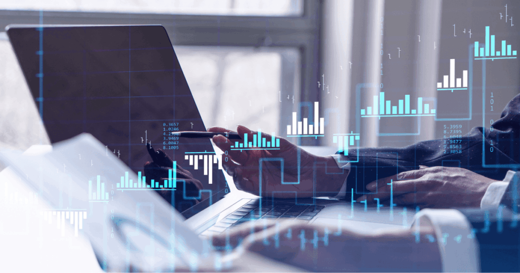 Pessoa analisando dados e gráficos em um laptop, representando o uso de APR (Avaliação de Performance e Resultados) para tomada de decisão baseada em dados.