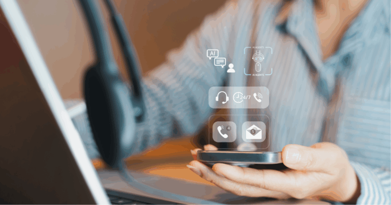 Atendimento com IA em destaque: pessoa utilizando headset enquanto segura um smartphone com ícones virtuais de chatbot, chamadas e suporte 24/7, representando automação e suporte ao cliente digital.