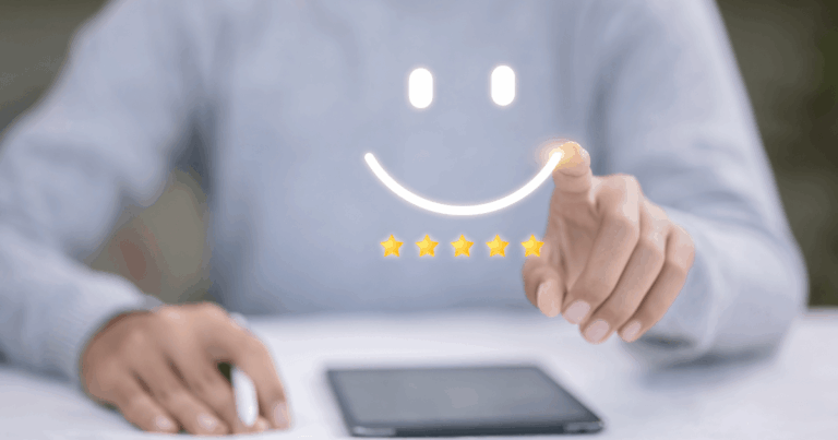 Pessoa apontando para um ícone de sorriso com cinco estrelas, representando satisfação e eNPS (Employee Net Promoter Score) em avaliação positiva de experiência do colaborador.