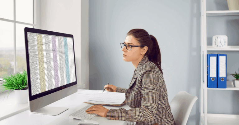 Profissional realizando a análise financeira da empresa.