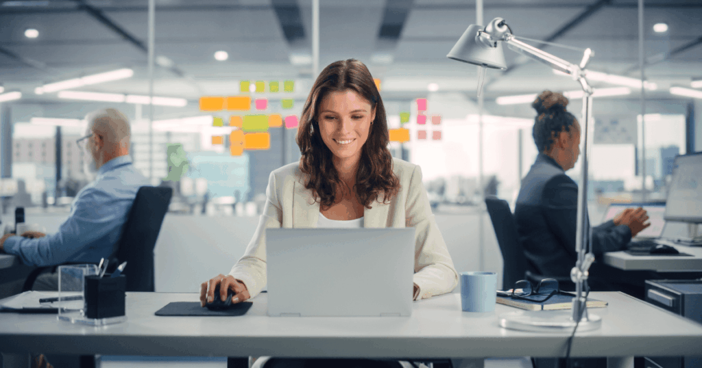Profissional olhando informações no notebook sobre o controle de sua jornada de trabalho