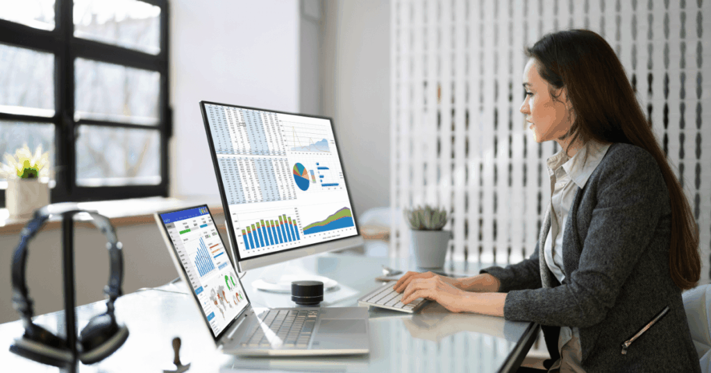 Profissional analisando informações no sistema de fluxo de caixa no computador e notebook