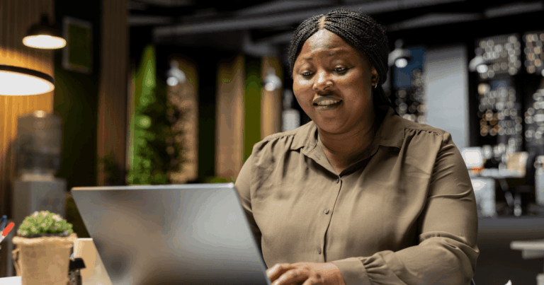 Profissional analisando e-financeira no notebook