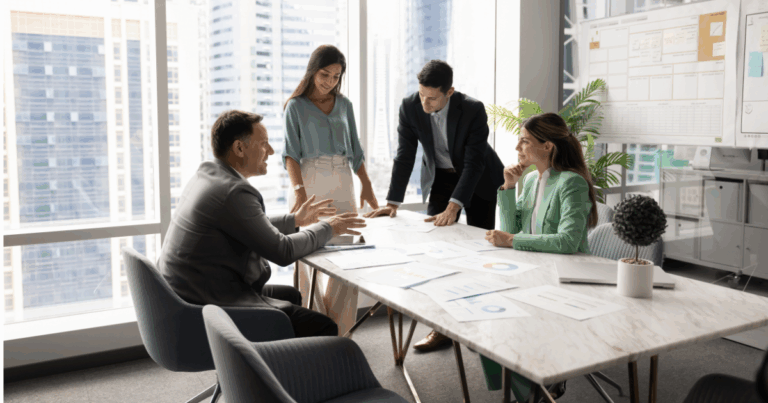 Equipe reunida em escritório analisando estratégias de gestão de vendas e indicadores comerciais em reunião corporativa.