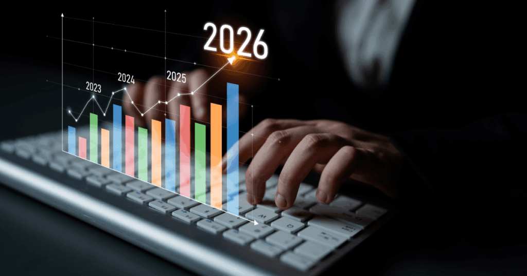 Planejamento anual representado por gráfico de crescimento projetado até 2026 sobreposto a mãos digitando em um teclado, simbolizando análise de dados e estratégia empresarial
