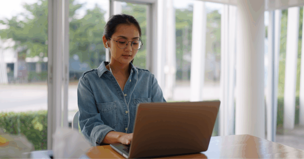 Profissional realizando treinamento online em notebook, representando estratégias de Upskilling e Reskilling no ambiente corporativo