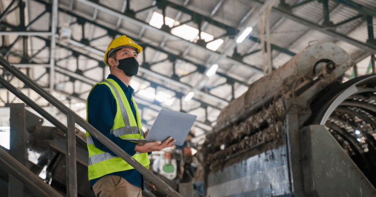 Profissional em uma indústria, analisando o refugo da produção